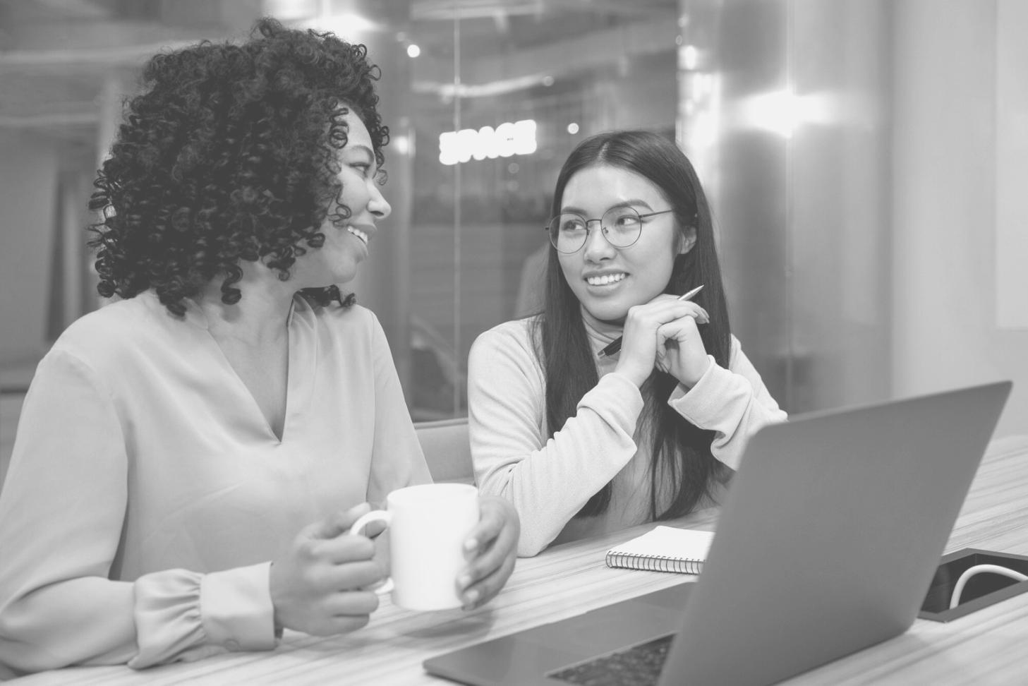 Étudiants travaillant sur des cas réels d'interprétation financière
